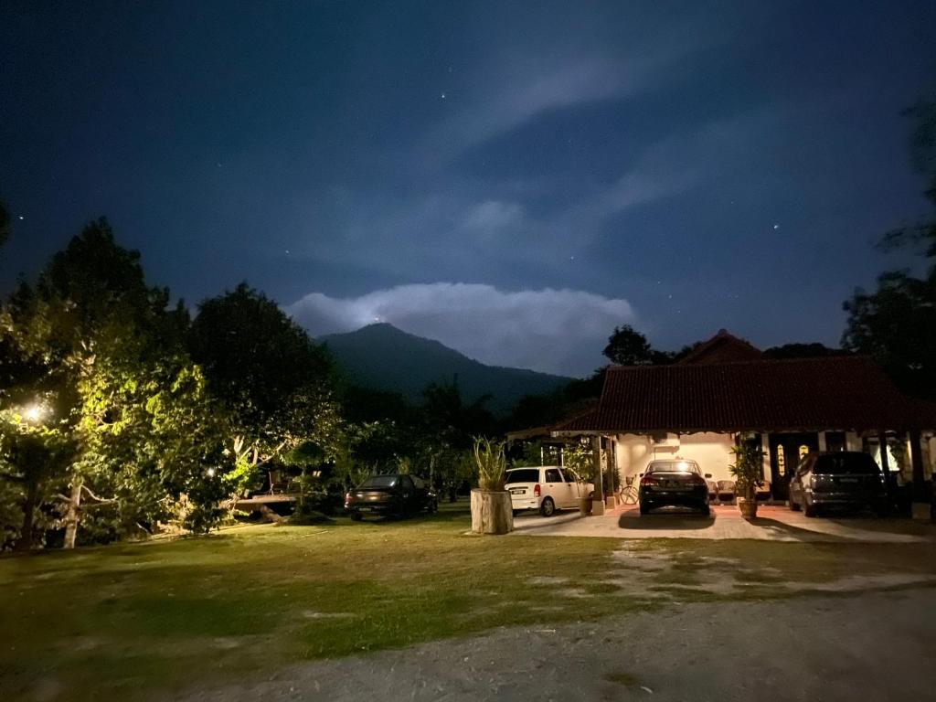 Номер (Улучшенное шале), Singgahsana Villa