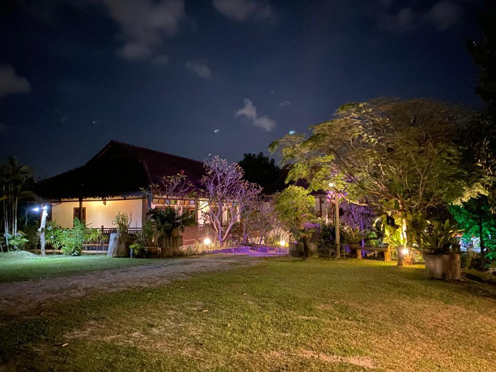 Номер (Улучшенное шале), Singgahsana Villa