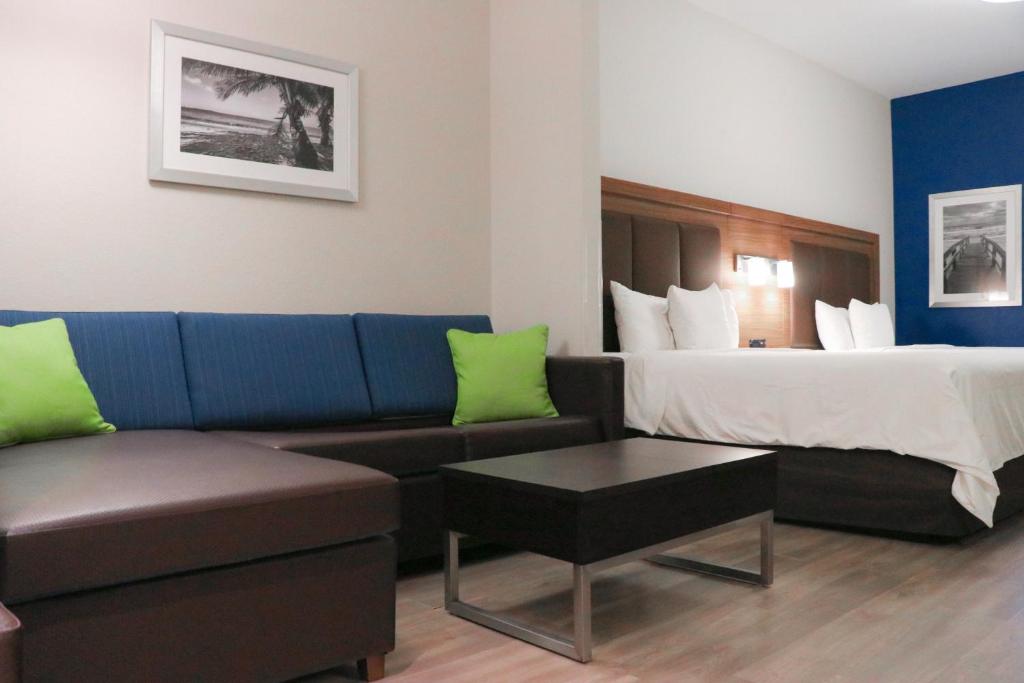 Days Inn & Suites by Wyndham Fort Myers Near JetBlue Park photo 1