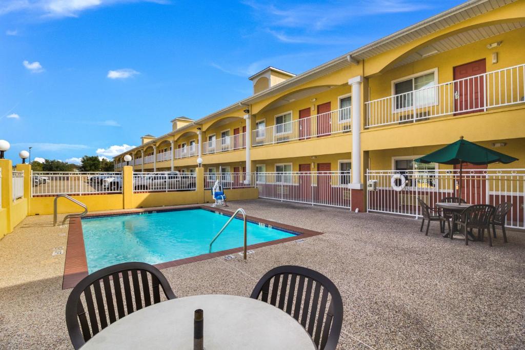 Scottish Inn and Suites Baytown photo 1