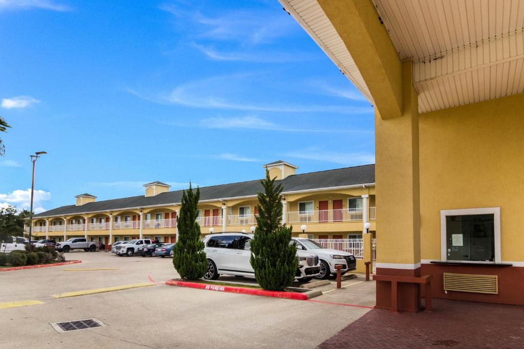 Scottish Inn and Suites Baytown photo 2