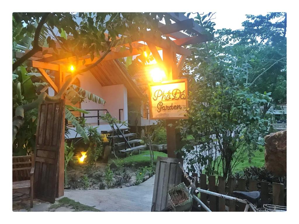 Четырехместный (Номер Делюкс с 2 кроватями размера «queen-size»), Phố Đá Hotel