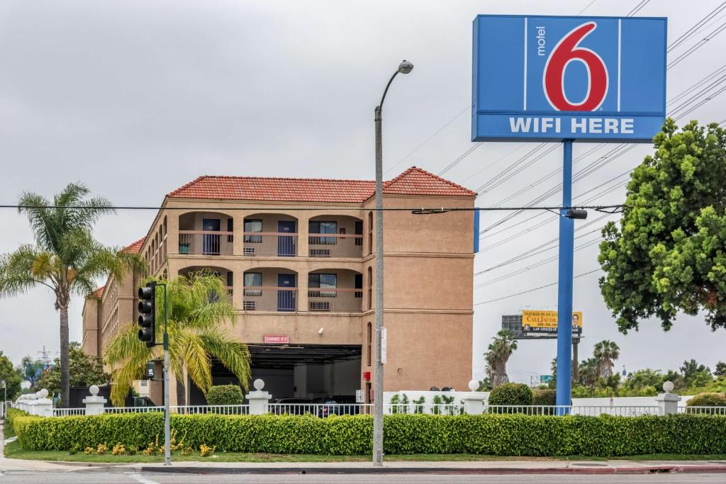 Motel 6 Gardena, CA - South image