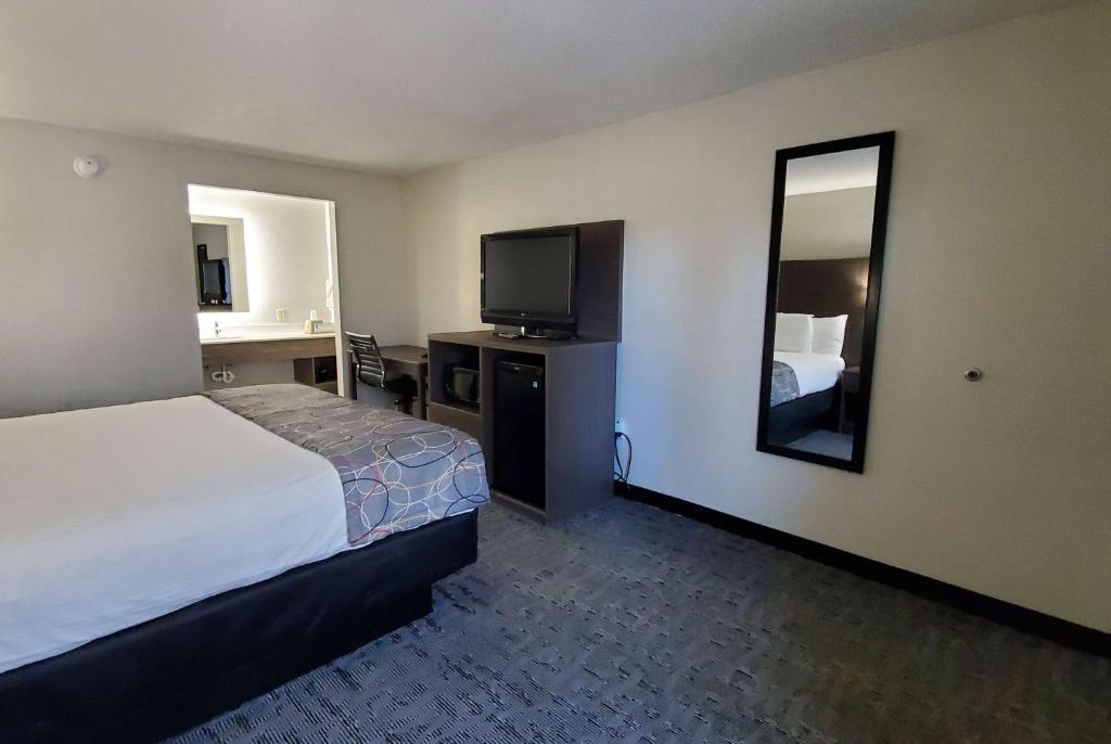 Days Inn & Suites by Wyndham Charleston Airport West photo 1