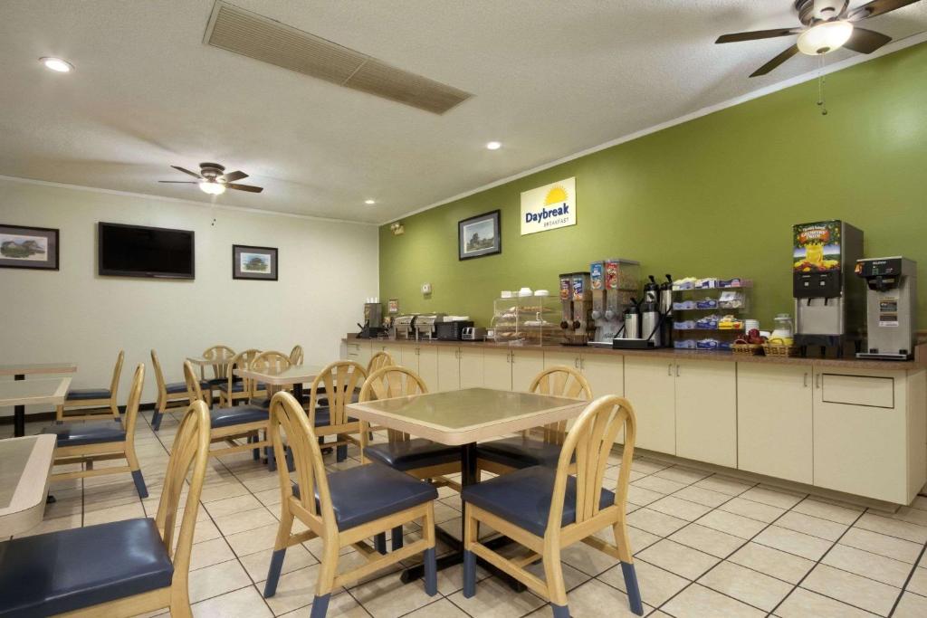 Days Inn by Wyndham Hardeeville/ I-95 State Line image