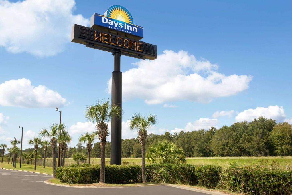 Days Inn by Wyndham Hardeeville/ I-95 State Line photo 1