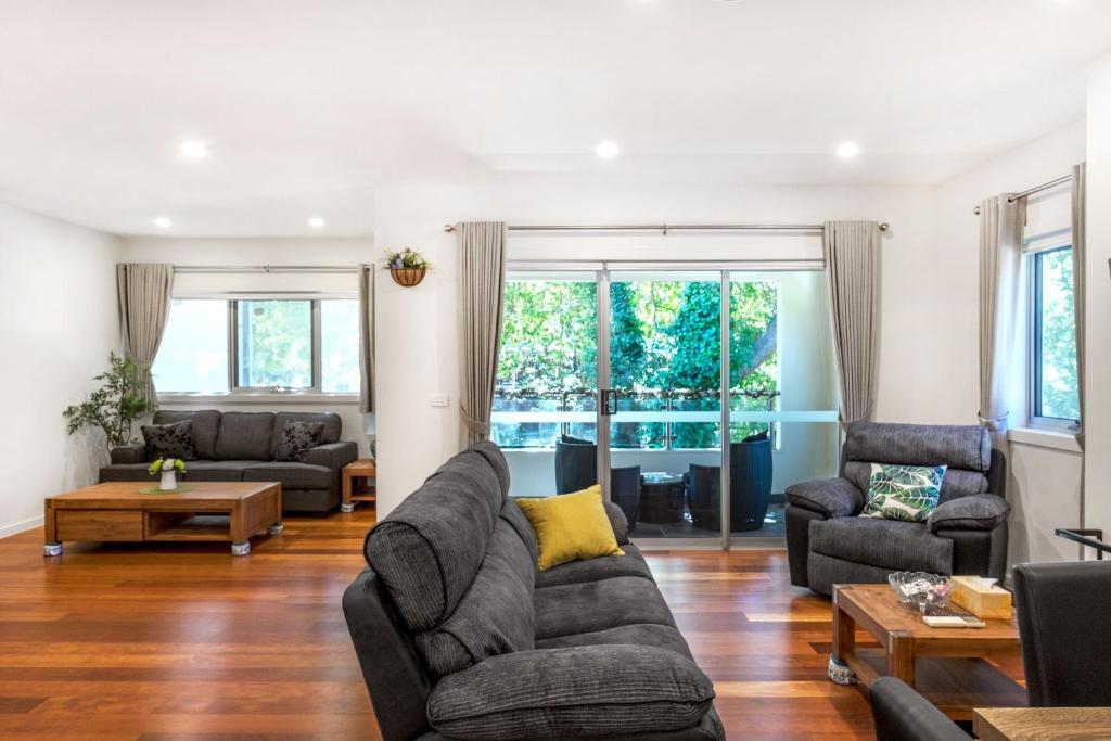 Woody lifestyle one bedroom apartment photo 3