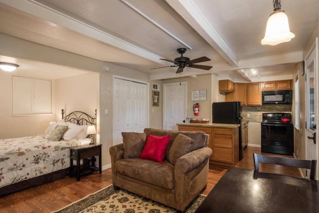 Cozy Hideaway B photo 2