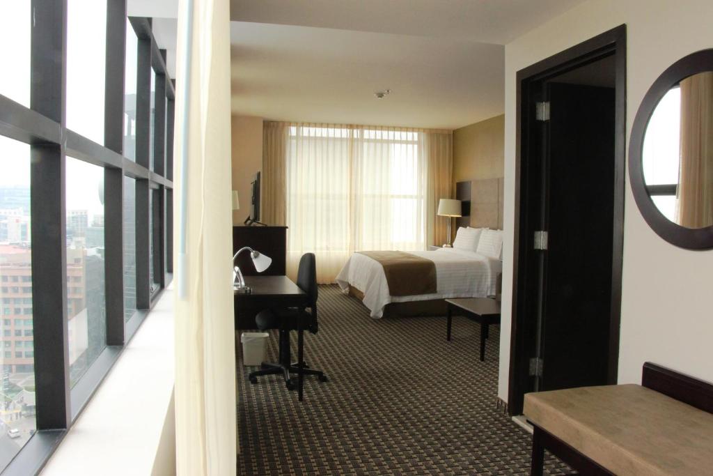 Сьюит (Люкс с кроватью размера «king-size» - Для некурящих), Holiday Inn Mexico Santa Fe