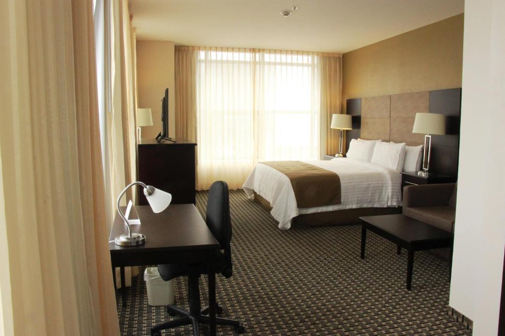 Сьюит (Люкс с кроватью размера «king-size» - Для некурящих), Holiday Inn Mexico Santa Fe