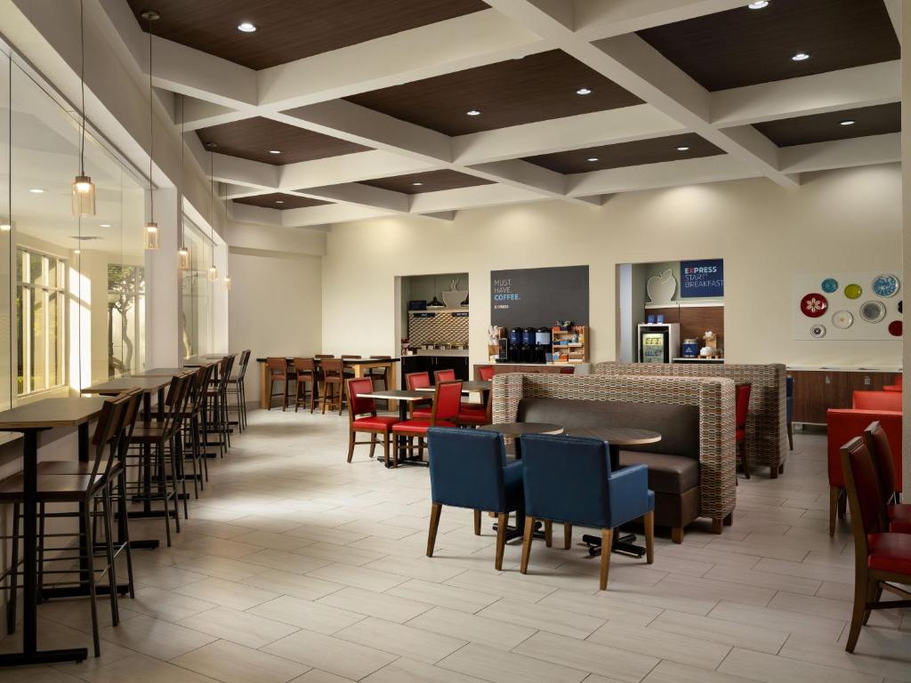 Holiday Inn Express Hotel & Suites Irving DFW Airport North, an IHG Hotel photo 4