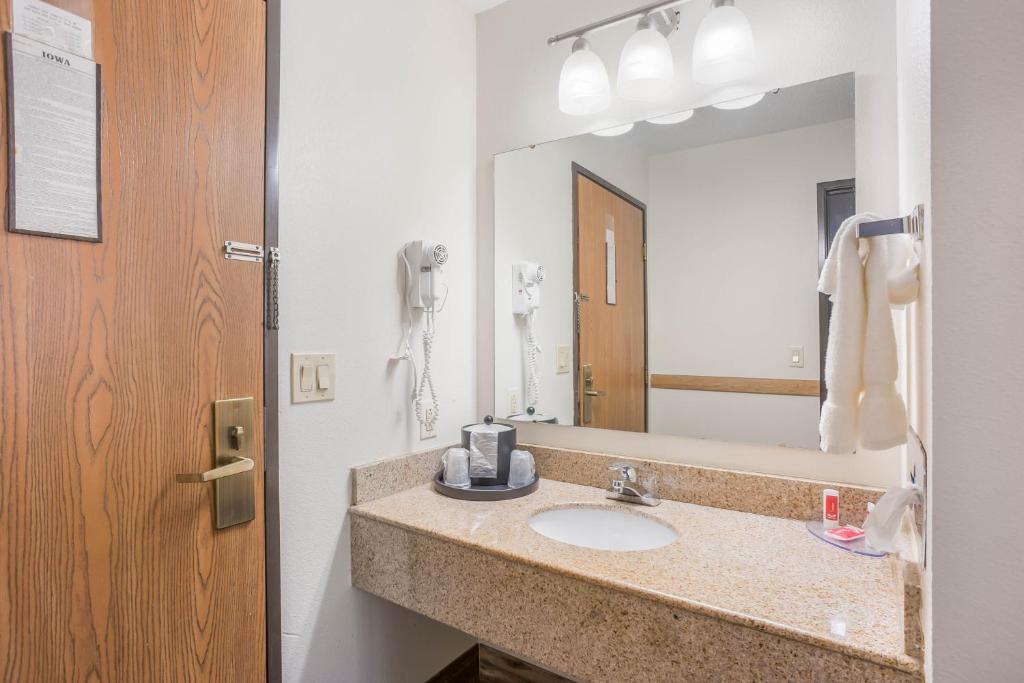 Econo Lodge Airport photo 4