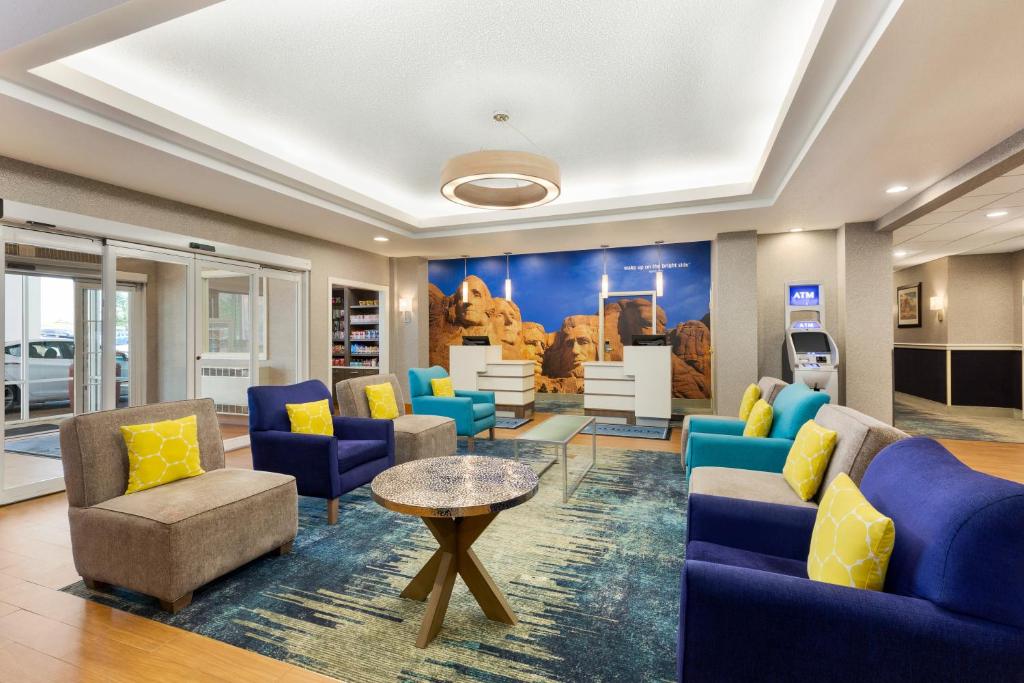 La Quinta Inn & Suites by Wyndham Rapid City image