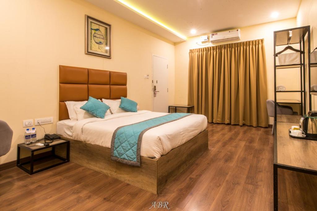 Двухместный (Улучшенный двухместный номер с 1 кроватью), Caramel Hotels