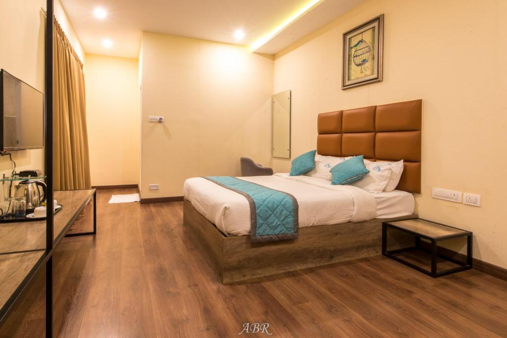 Двухместный (Улучшенный двухместный номер с 1 кроватью), Caramel Hotels