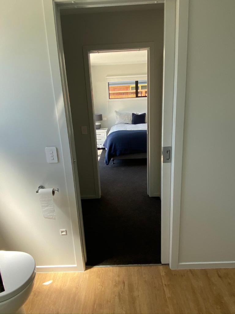 Central Retreat and self contained with free wifi - Tap to explore photos