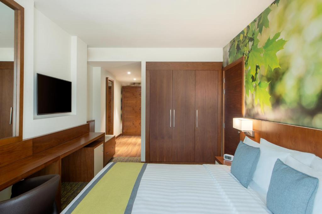 Двухместный (Номер с кроватью размера «king-size» - Для курящих), Wyndham Garden Muscat Al Khuwair