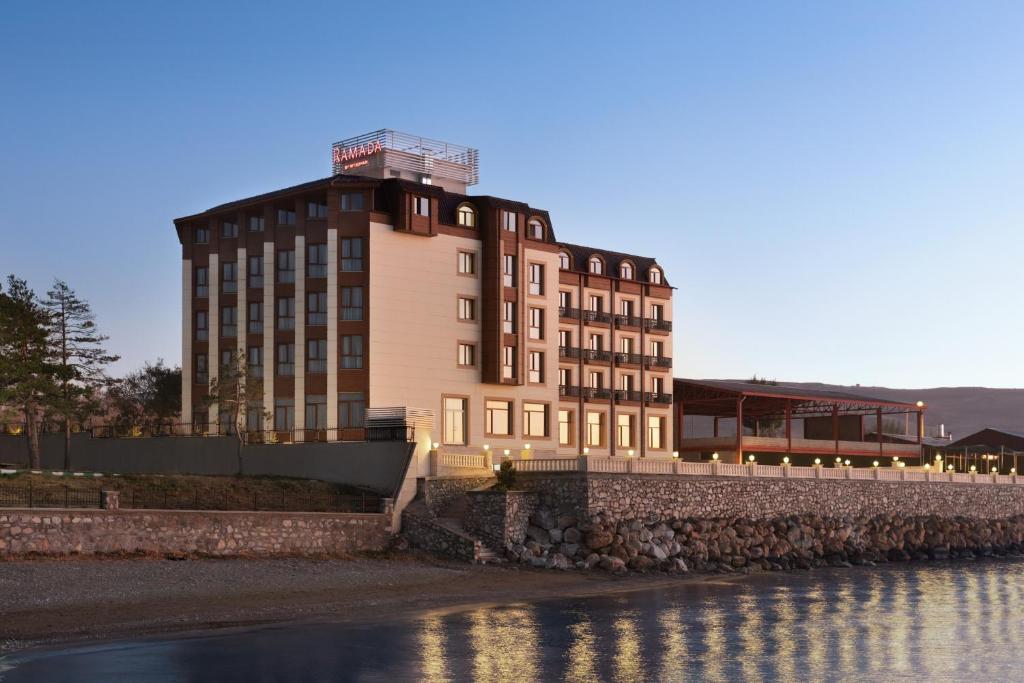 Ramada by Wyndham Van photo 1