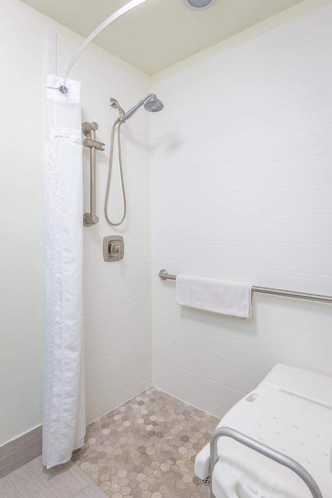 Holiday Inn Express Saint Simons Island - Tap to explore photos