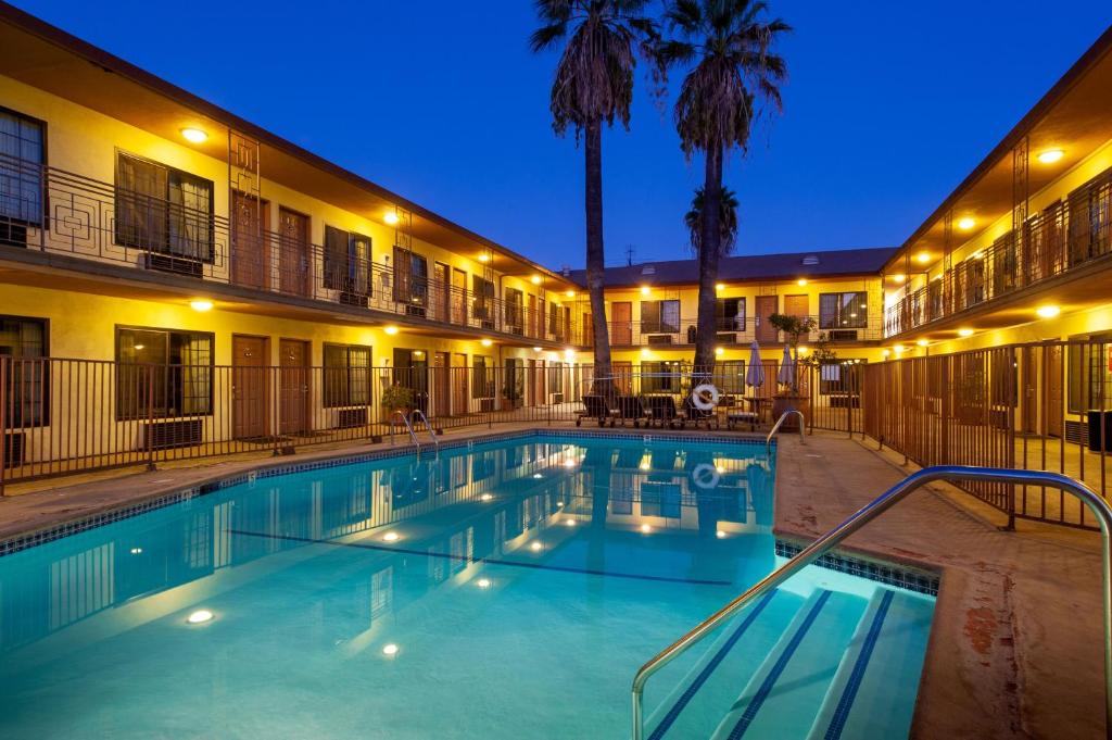 Studio City Court Yard Hotel image