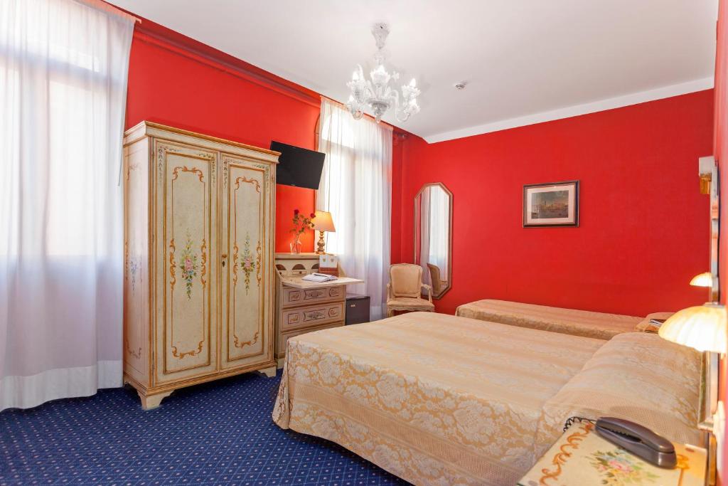 Hotel Malibran - Tap to explore photos