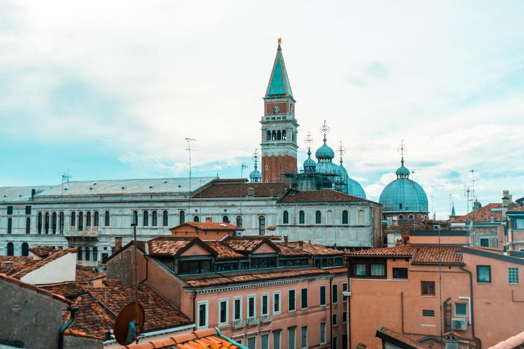 Top Floor Terrace Elegant Apartment 4 min from St Mark s Square No Lift- VHA Collection
