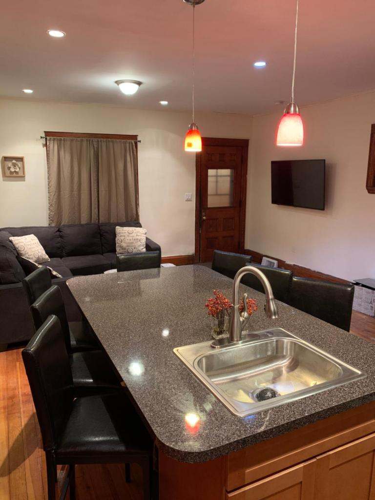 Cozy 4 Bedroom Home Accommodates 10 in Niagara USA photo 3