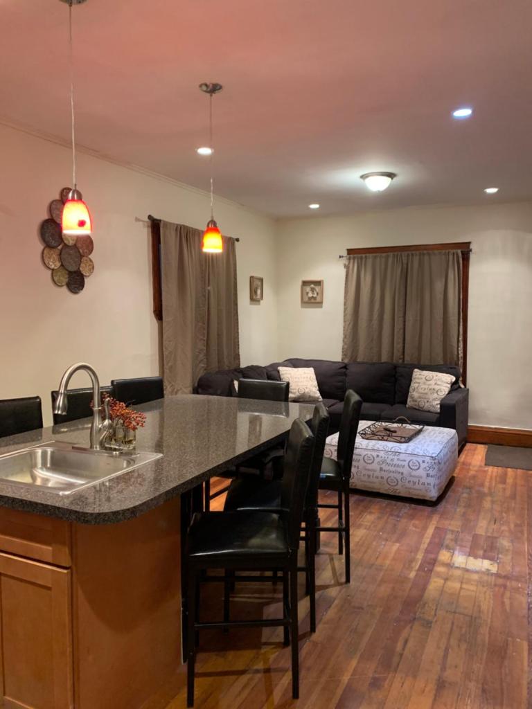Cozy 4 Bedroom Home Accommodates 10 in Niagara USA image