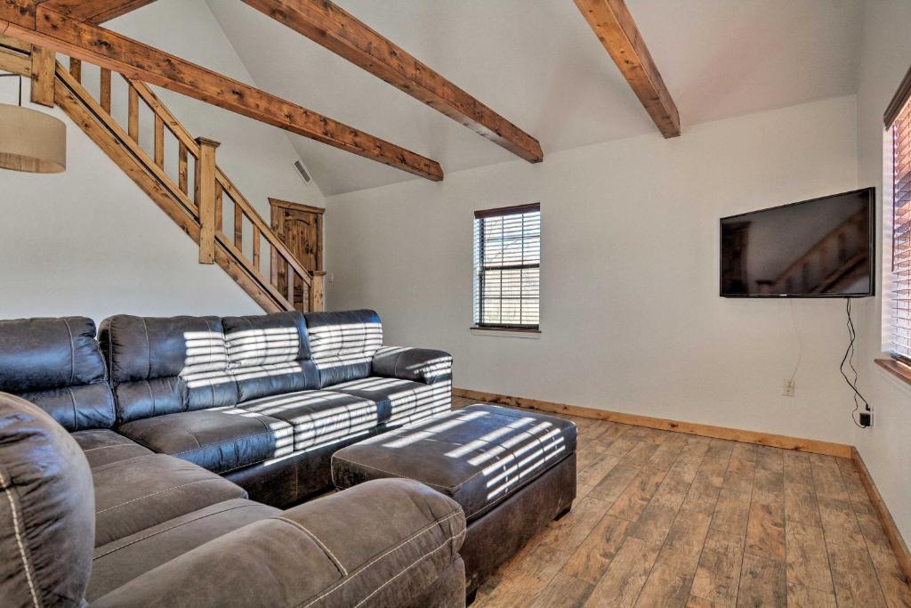Luxury Cabin with Pond, Working Ranch Near Nevada, MO photo 4