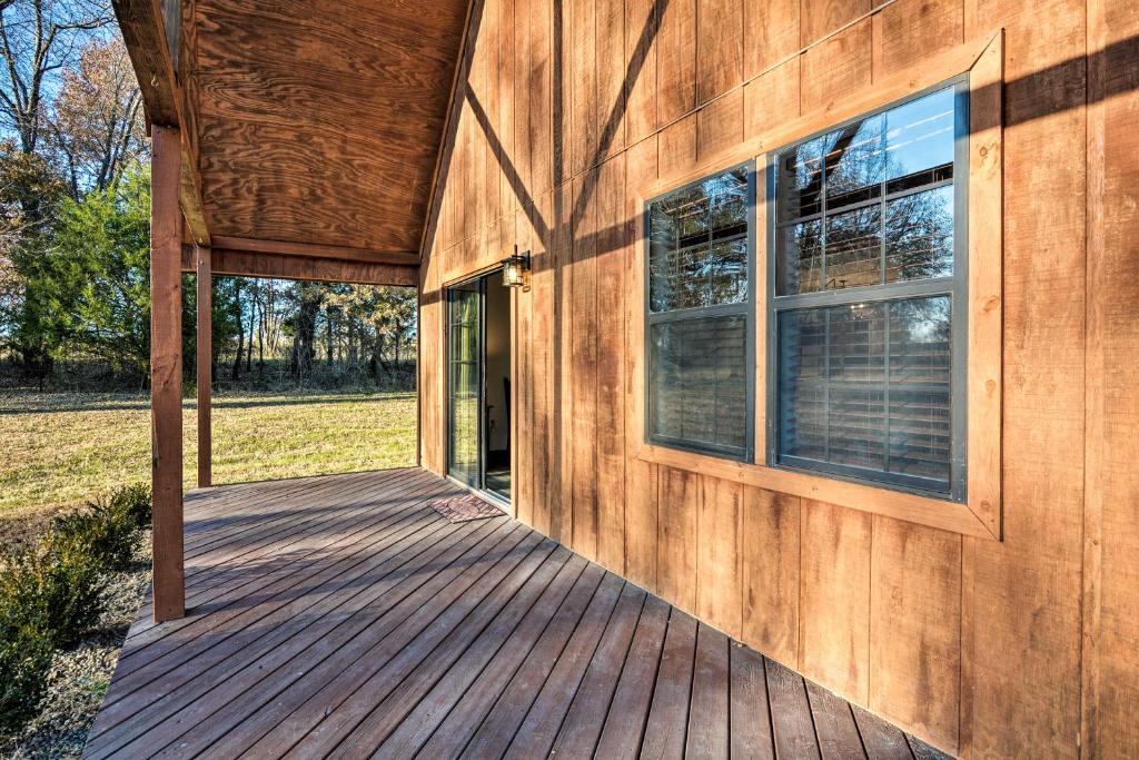Luxury Cabin with Pond, Working Ranch Near Nevada, MO photo 3