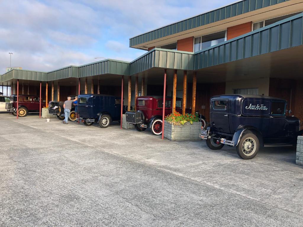 Curly Redwood Lodge photo 1