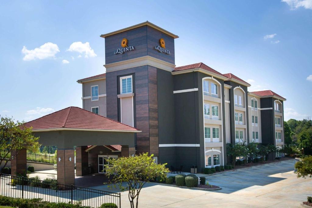 La Quinta Inn & Suites by Wyndham Tupelo image