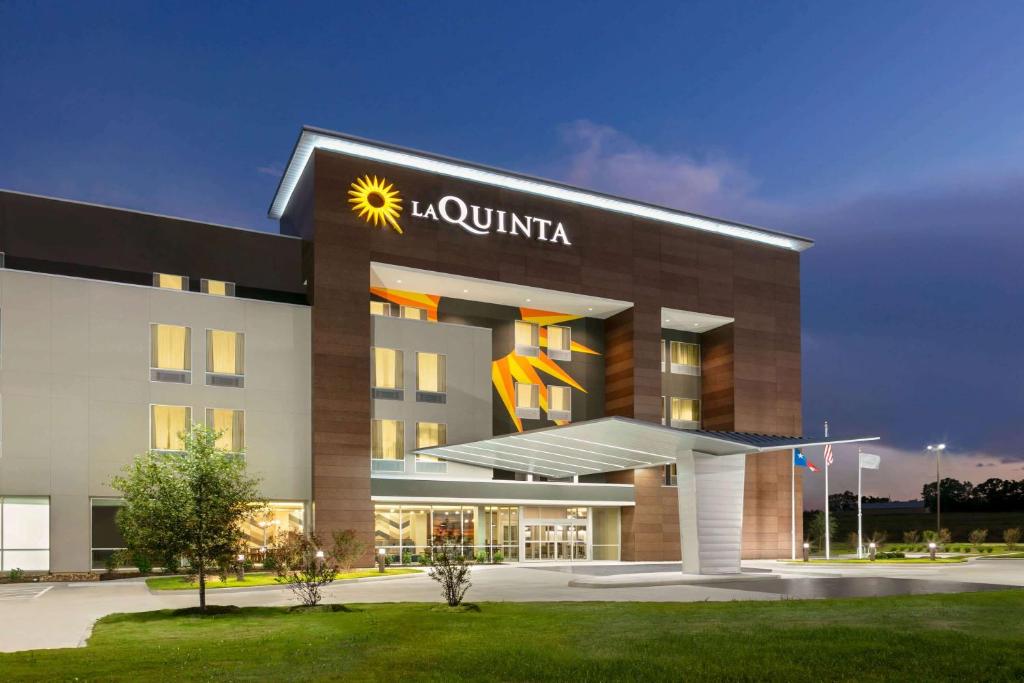 La Quinta Inn & Suites by Wyndham College Station North photo 1
