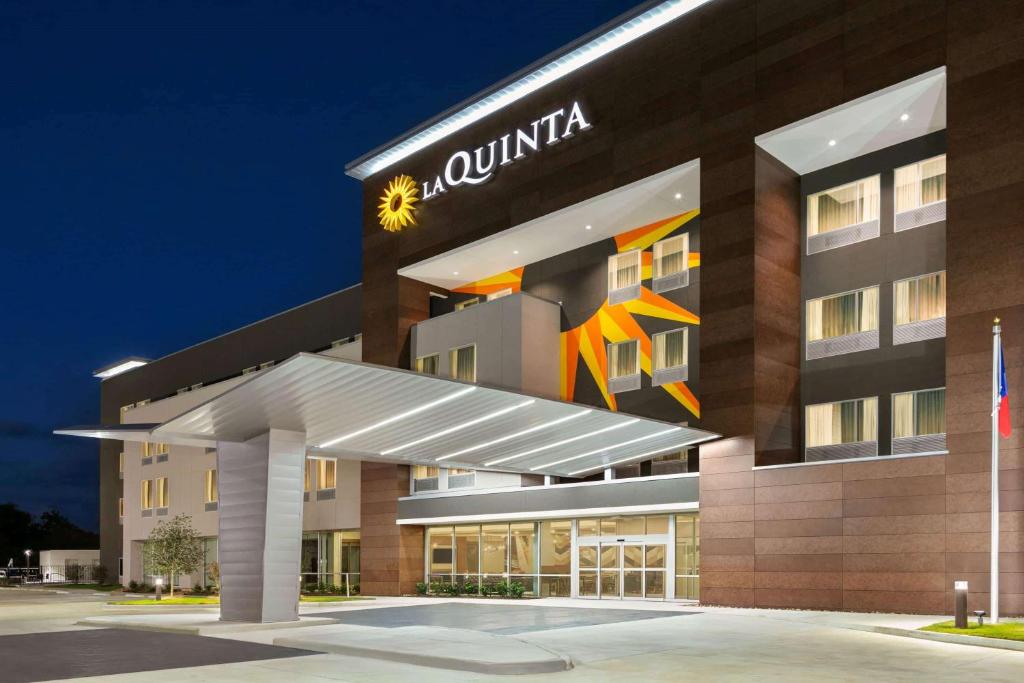 La Quinta Inn & Suites by Wyndham College Station North photo 2