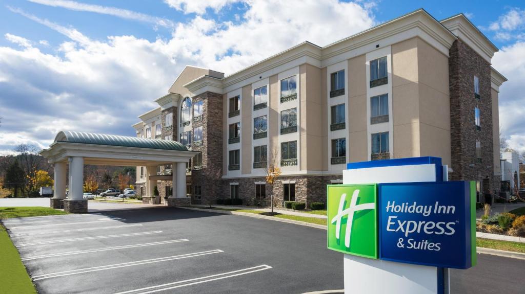 Holiday Inn Express & Suites Stroudsburg-Poconos image
