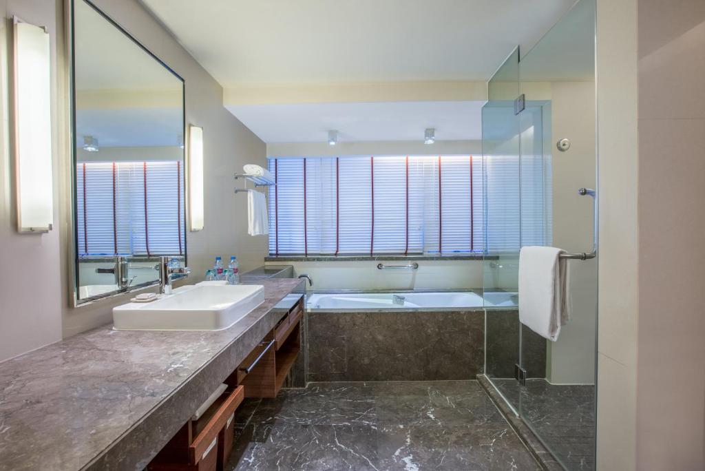 Двухместный (1 King 1 Bedroom Ste City View lounge Access), Crowne Plaza Guangzhou City Centre