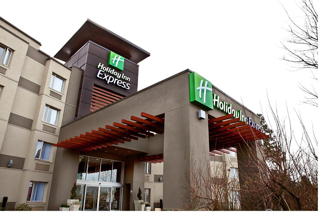 Holiday Inn Express & Suites Langley, an IHG Hotel photo 4