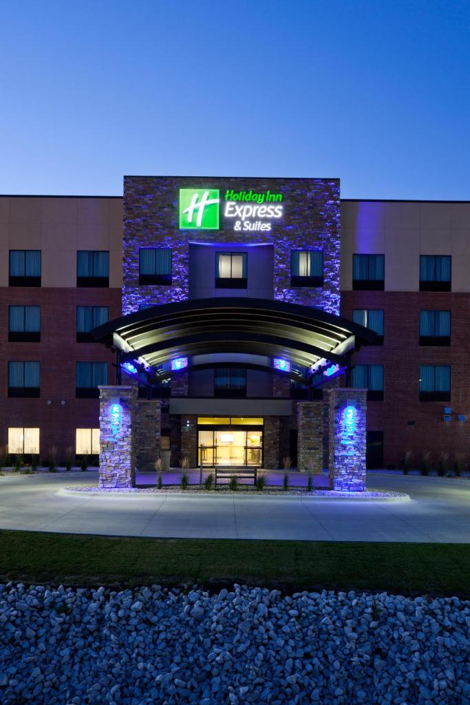 Holiday Inn Express & Suites Fort Dodge, an IHG Hotel photo 3