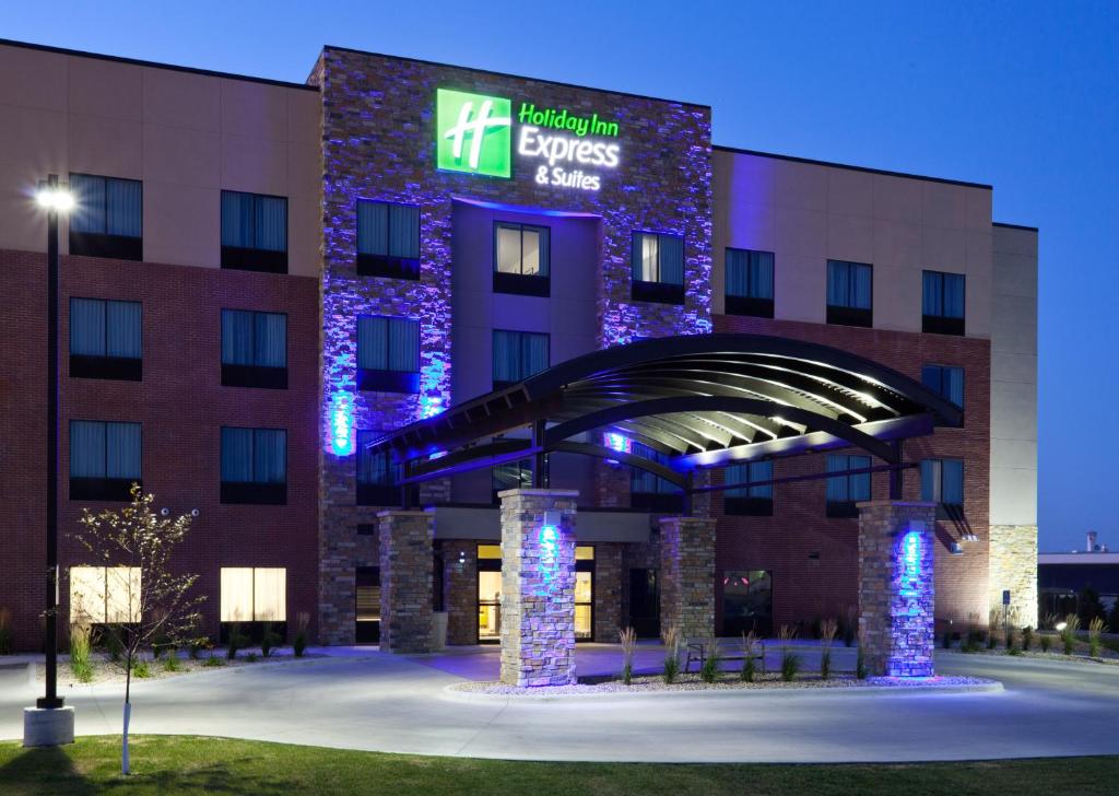 Holiday Inn Express & Suites Fort Dodge, an IHG Hotel photo 1