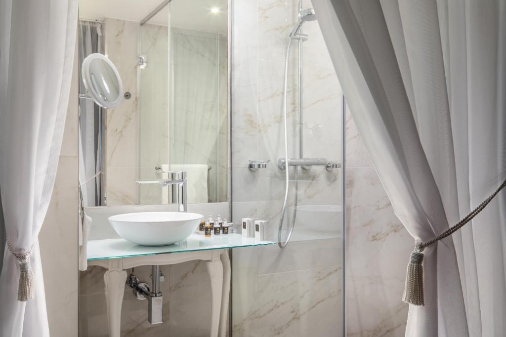 Двухместный (Улучшенный номер с кроватью размера «king-size»), Mystery Hotel Budapest
