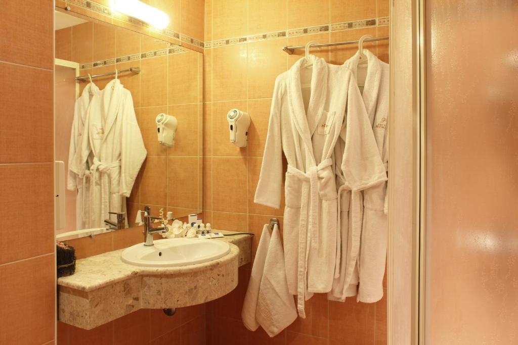Сьюит (Люкс с сауной и гидромассажной ванной — Бесплатная парковка), Business Hotel Premier