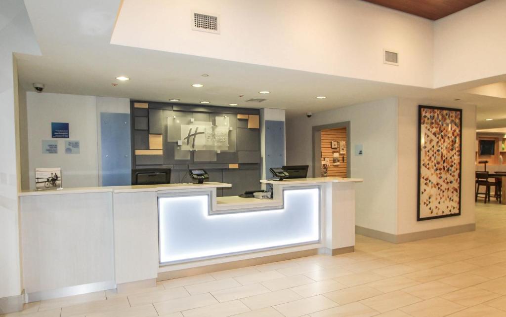 Holiday Inn Express Hotel & Suites Charleston - North, an IHG Hotel photo 2