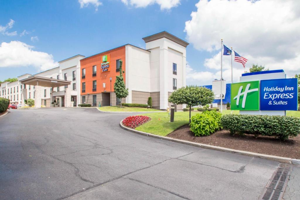Holiday Inn Express and Suites Albany Airport- Wolf Road, an IHG Hotel image