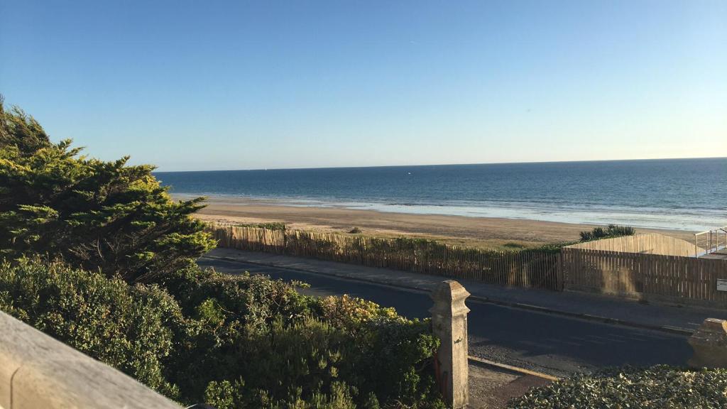 La villa plein vent "La Bounty" gite 50m de la plage photo 2