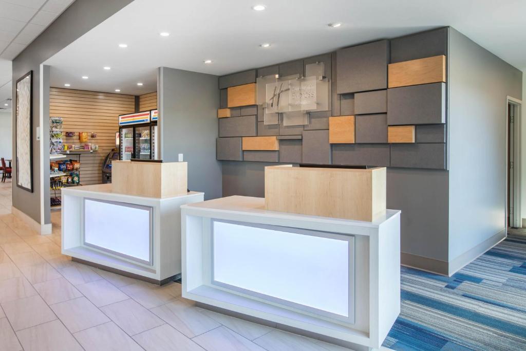 Holiday Inn Express & Suites Ludington, an IHG Hotel photo 4