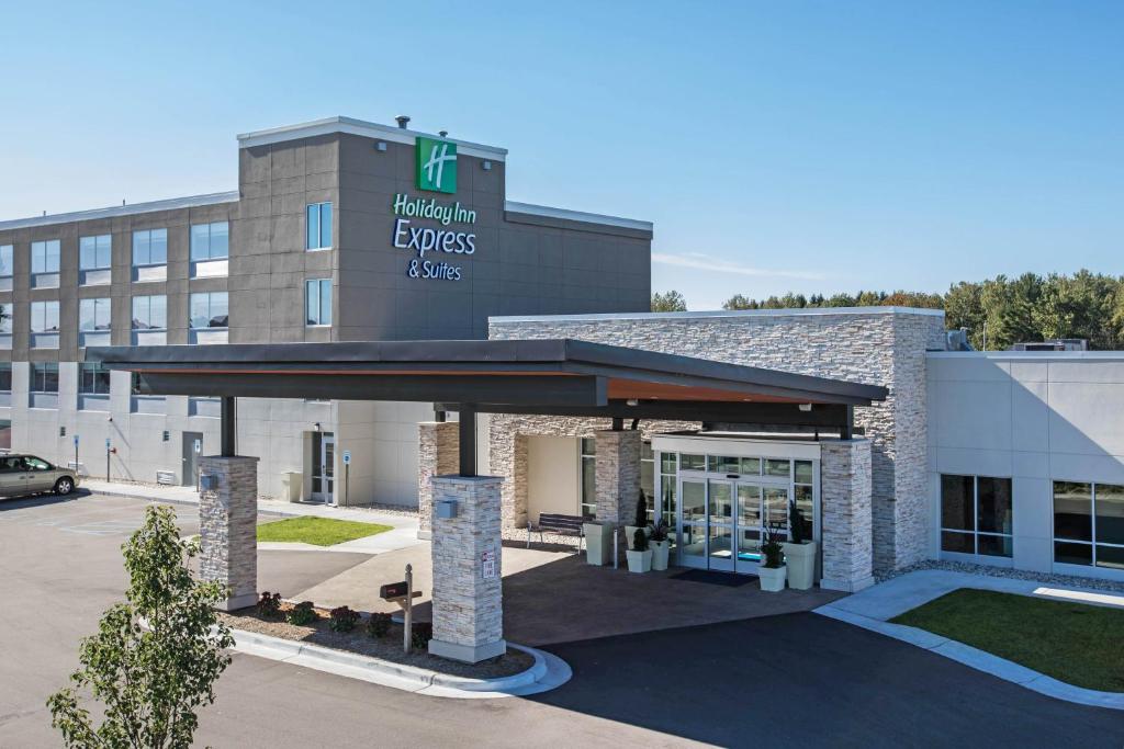 Holiday Inn Express & Suites Ludington, an IHG Hotel image
