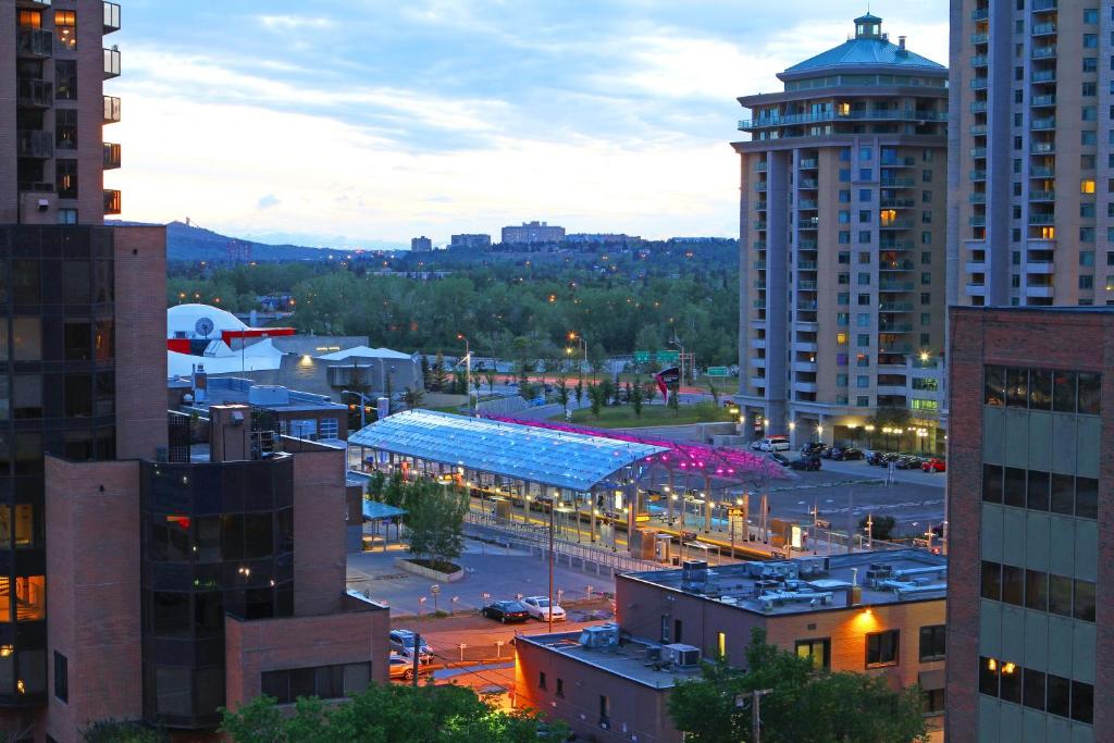 Holiday Inn Express and Suites Calgary, an IHG Hotel photo 4