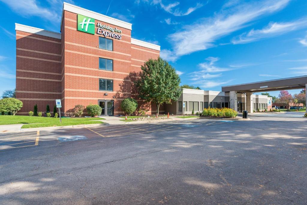 Holiday Inn Express Naperville, an IHG Hotel image