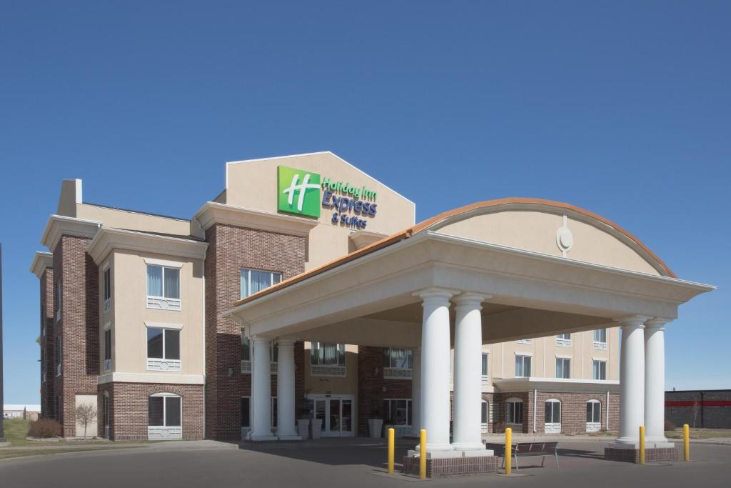 Holiday Inn Express & Suites Minot, an IHG Hotel image