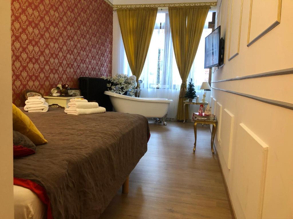 Love Nest Versailles - Unique Louis XIV decoration - Calm location right IN city center photo 4